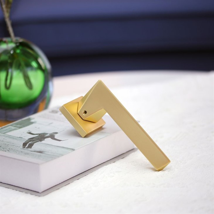 Kub Sab Nraud Qhov Rooj Xauv